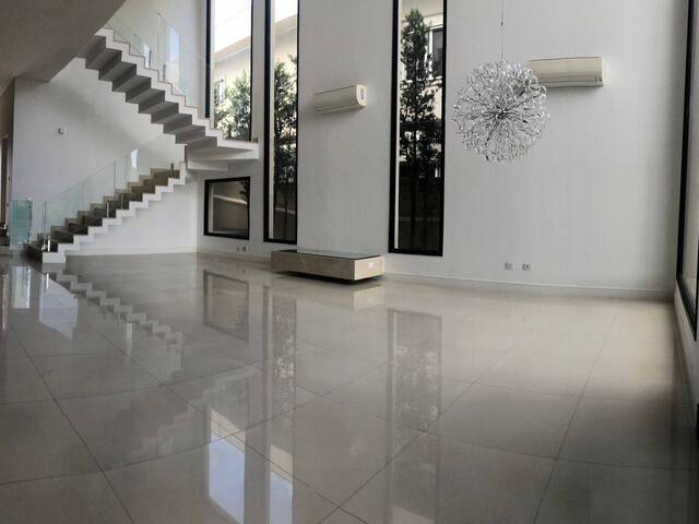 Casa para Venda em Santana de Parnaíba - 5